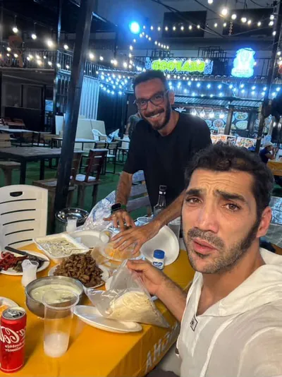 Arkadaşlarla sokak lokantasında yemek