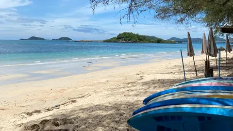 Bangkok havalimanı çıkışında valizleriyle duran bir gezgin
