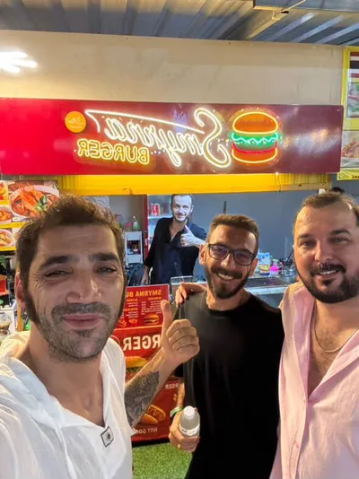 Arkadaşlarla sokak lezzetleri deniyor