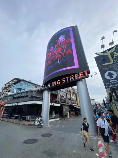 Gece bir Walking Street sokağı